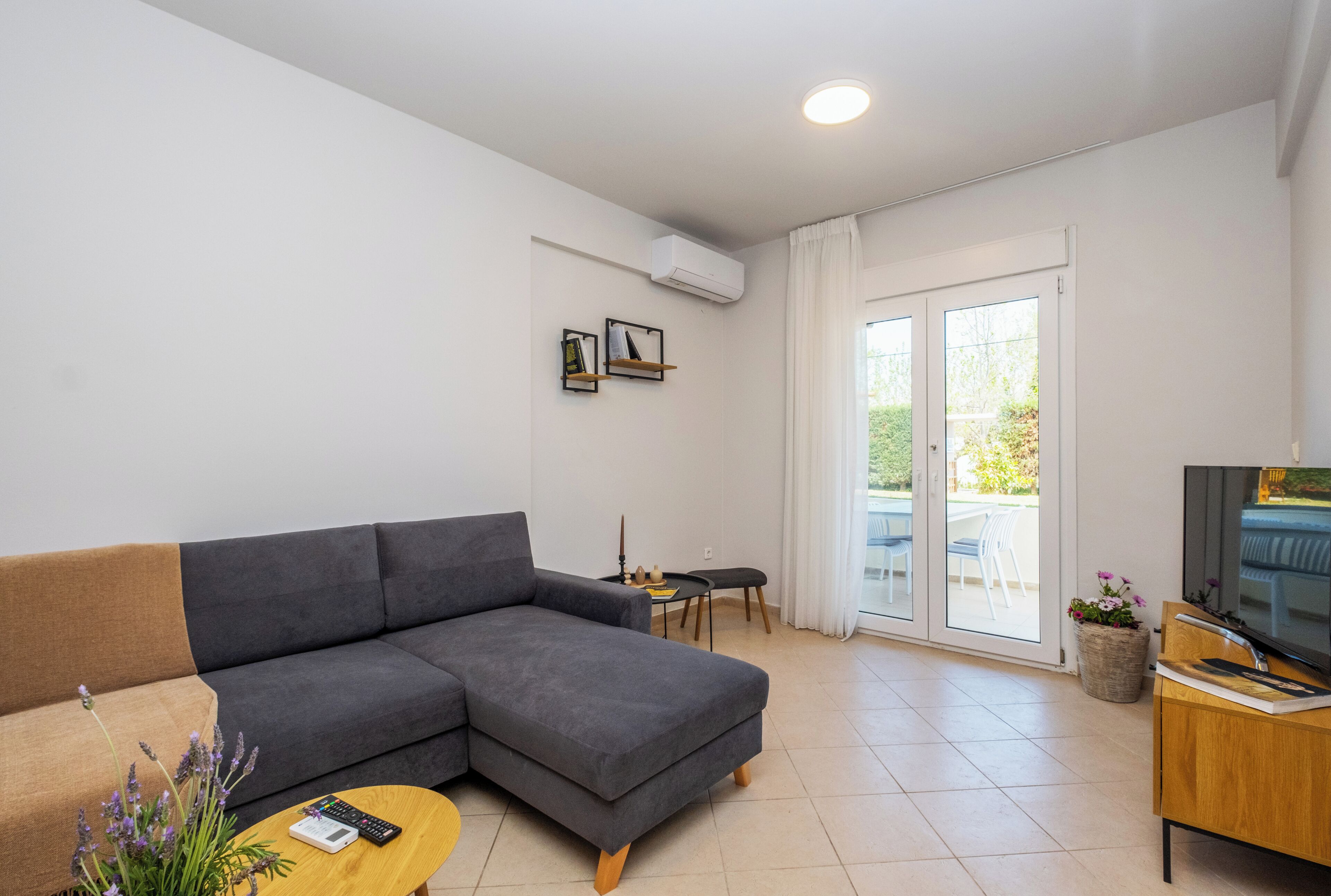 Superior-villa - udsigt til have | Opholdsområde | 42-tommers tv med kabelkanaler