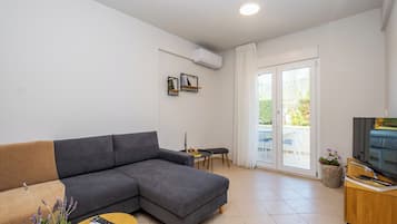 Superior-villa - udsigt til have | Opholdsområde | 42-tommers tv med kabelkanaler