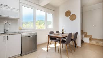 Deluxe-villa - udsigt til have | Privat køkken | Køleskab, mikrobølgeovn, ovn, kogeplade