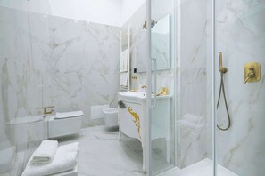 Chambre Double Luxe, balcon, vue ville | Salle de bain