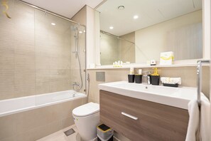 Appartement, 2 chambres, balcon, vue golf | Salle de bain | Sèche-cheveux, chaussons, serviettes fournies, savon