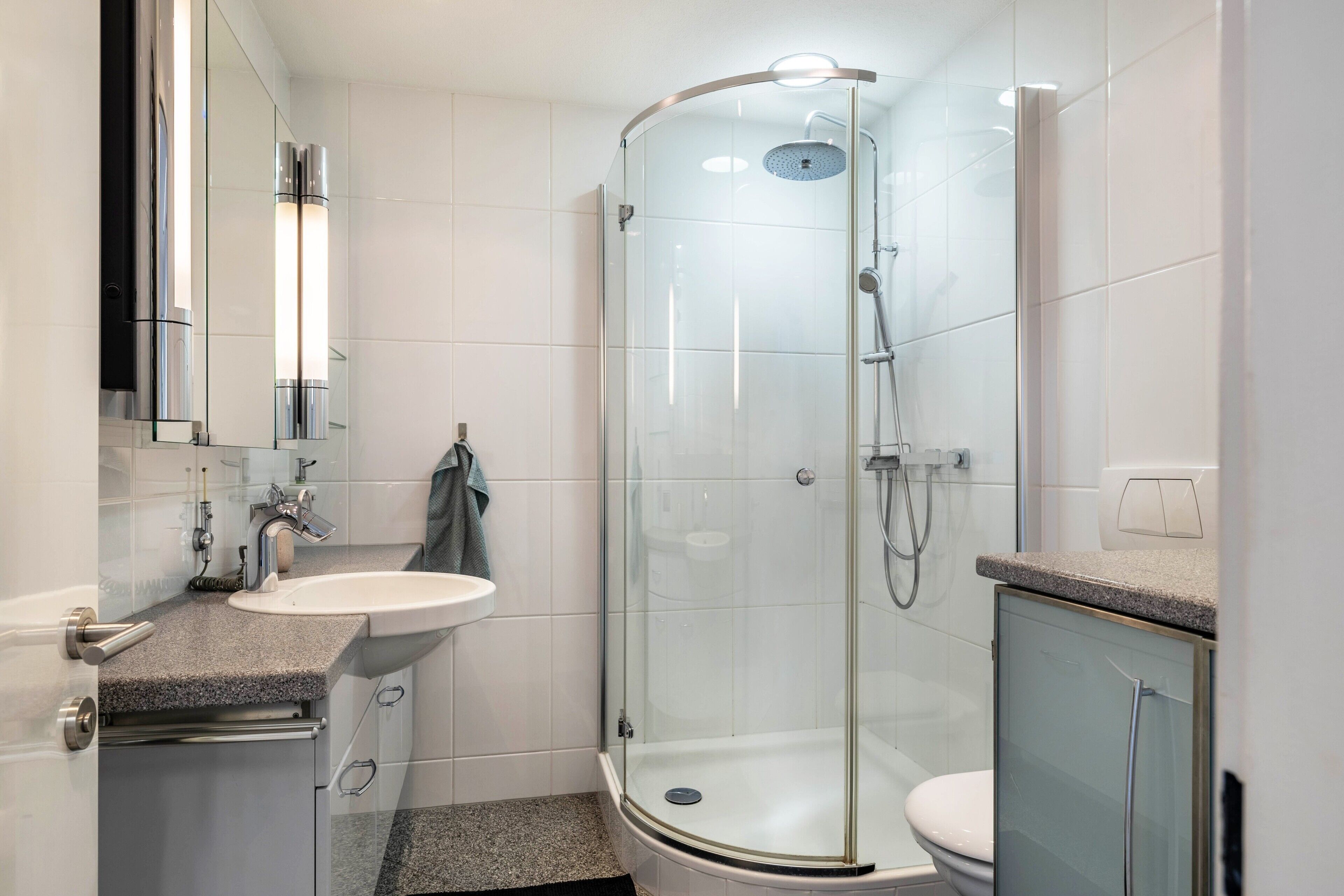 Dusche, Haartrockner, Handtücher
