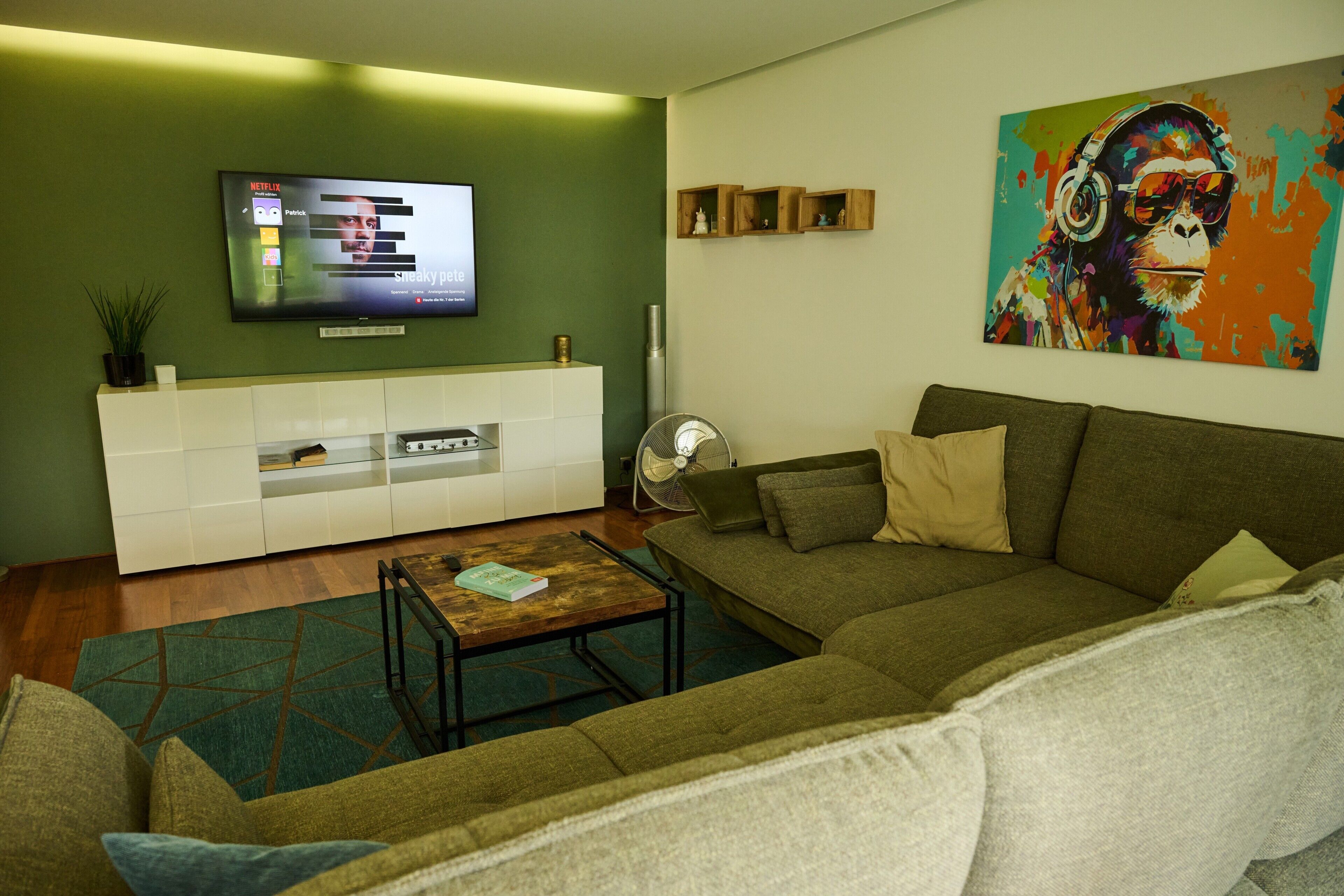 Fernseher, Tischtennisplatte, Stereoanlage