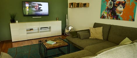 Fernseher, Tischtennisplatte, Stereoanlage