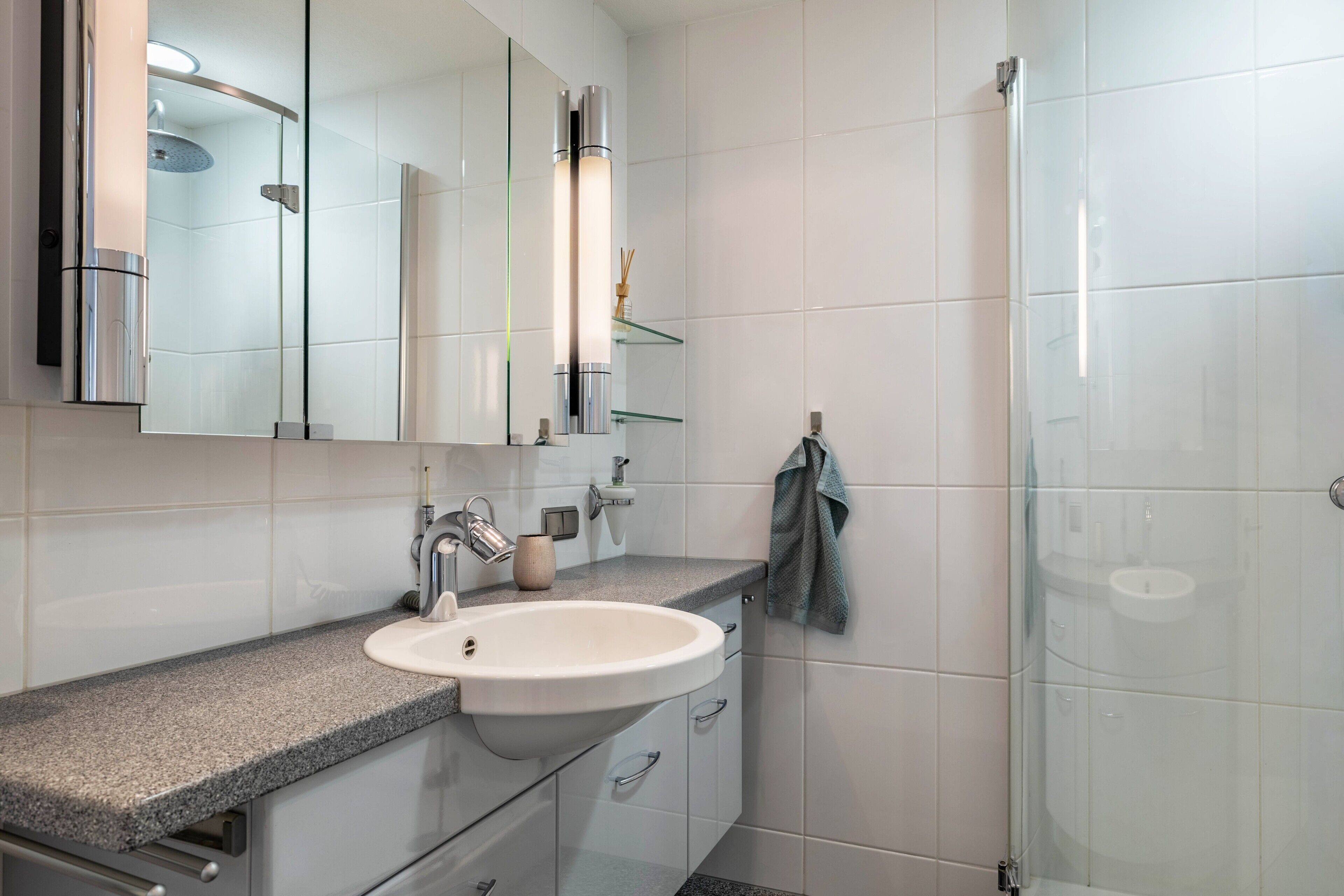 Dusche, Haartrockner, Handtücher