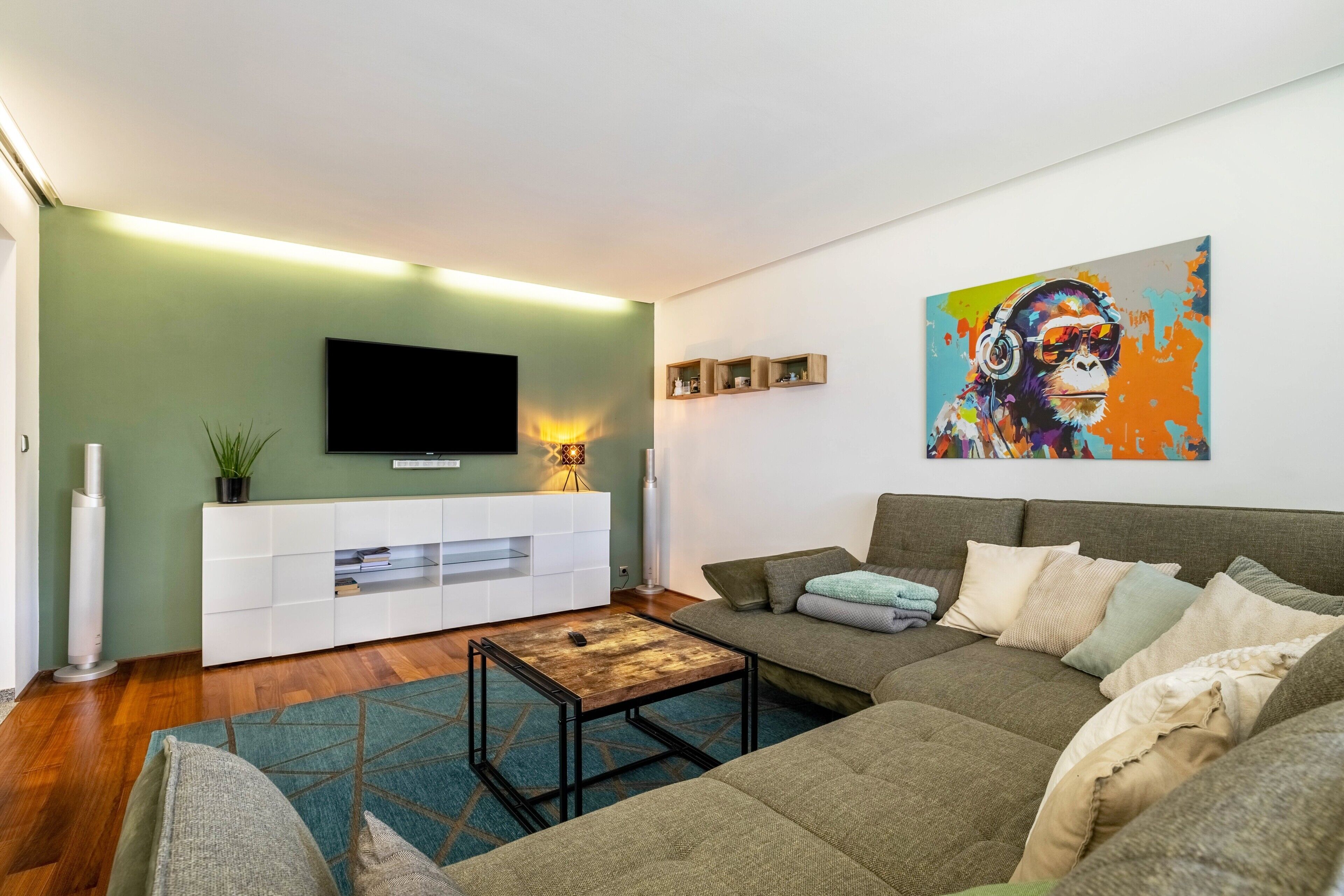 Fernseher, Tischtennisplatte, Stereoanlage
