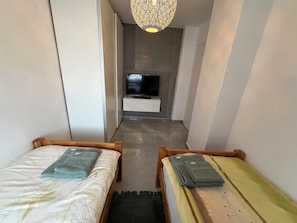 Iron/ironing board, WiFi, bed sheets