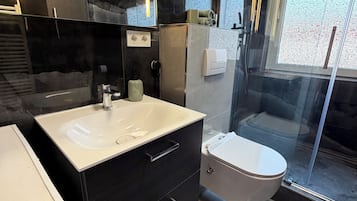 Dusche, Haartrockner, Bidet, Handtücher