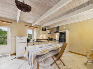 Kühlschrank, Mikrowelle, Ofen, Wasserkocher mit Kaffee-/Teezubehör