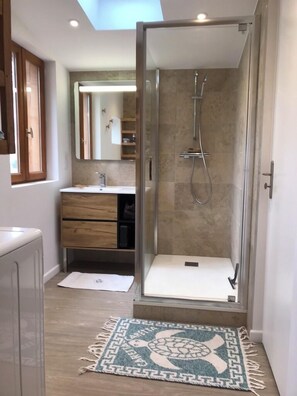 Shower, hair dryer, towels, soap - Vrbo Property (Sainte-Mondane)