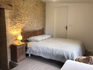 3 bedrooms, travel cot, bed sheets - La p'tite maison ... 3 chb 85mm2 (Sainte-Mondane)