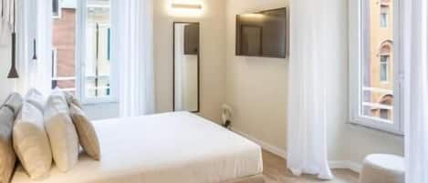 Quarto casal luxo, vista para a cidade | Cofres nos quartos, cortinas blackout, quartos à prova de som