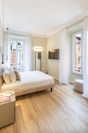 Deluxe-Doppelzimmer, Stadtblick | Zimmersafe, Verdunkelungsvorhänge, schallisolierte Zimmer