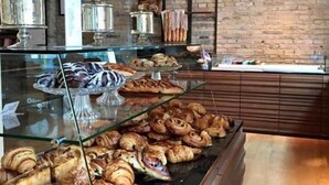 Une vitrine de boulangerie présentant des pâtisseries et une enseigne indiquant « BOULANGERIE » et « PÂTISSERIE ».