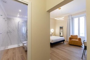 Familienzimmer, Blick auf den Innenhof | Badezimmer | Kostenlose Toilettenartikel, Haartrockner, Hausschuhe, Handtücher