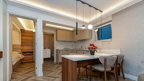 A compact apartment with a kitchenette, a dining area, and a bedroom. - Modern Sea View Stay Near Istanbul Airport (İstanbul)