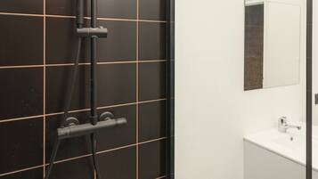 Romantisch appartement, 3 slaapkamers | Badkamer | Een douche, een haardroger, shampoo