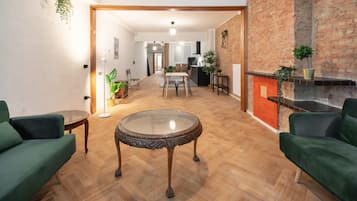 Luxury Apartment, 3 Bedrooms | Living room