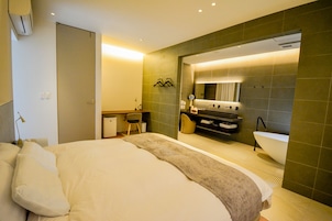 Deluxe Villa | Premium bedding, down comforters, pillowtop beds, minibar (free items)