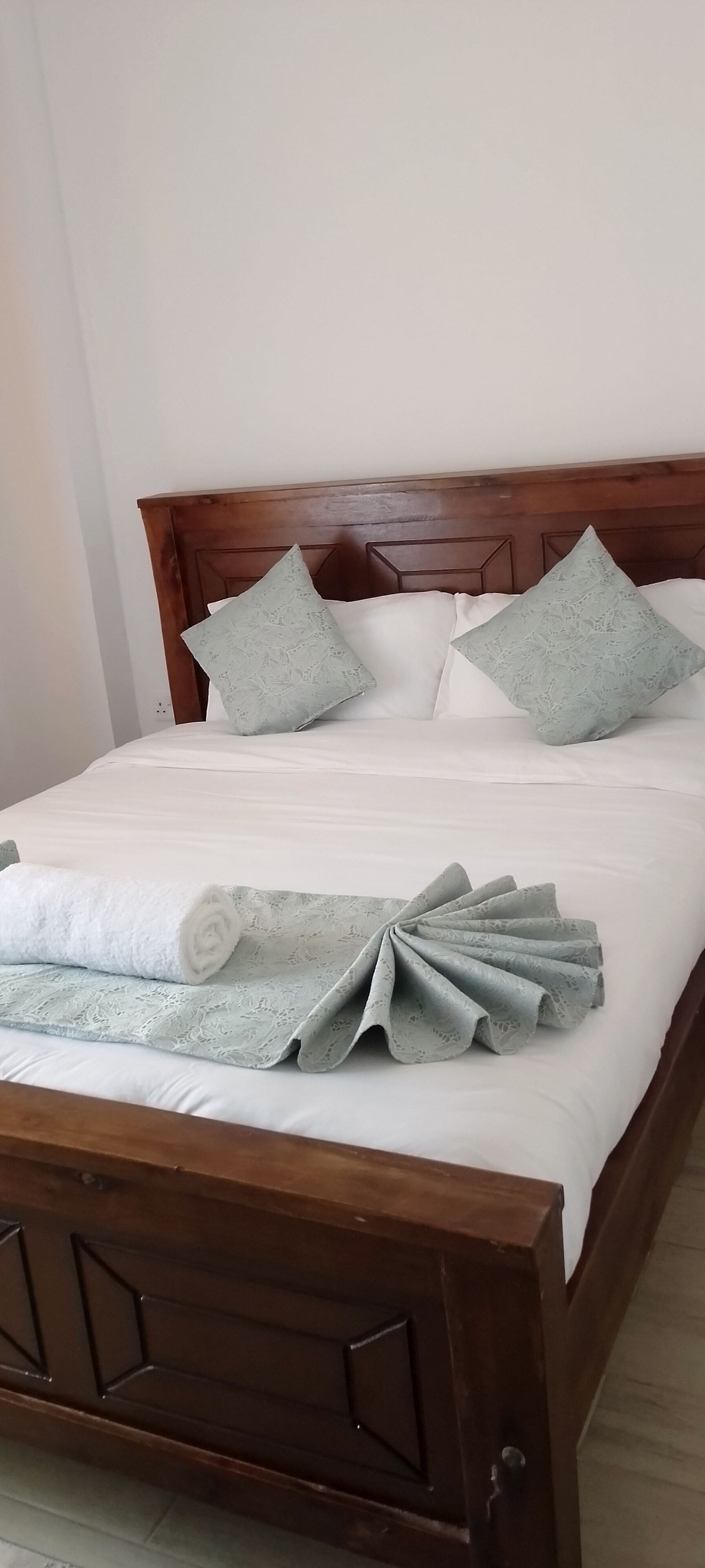 Escritorio, tabla de planchar con plancha, wifi gratis y ropa de cama