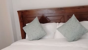 Escritorio, tabla de planchar con plancha, wifi gratis y ropa de cama