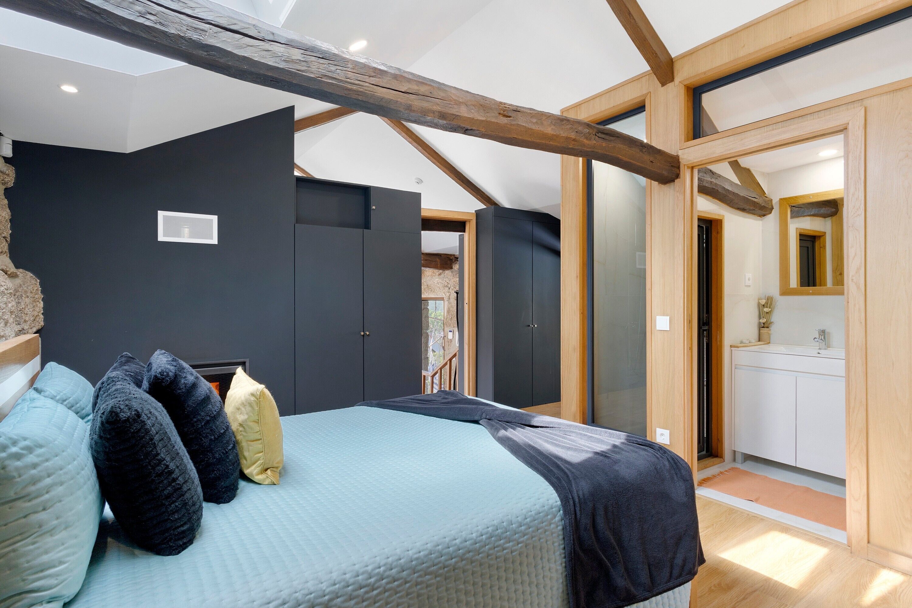 WiFi, bed sheets