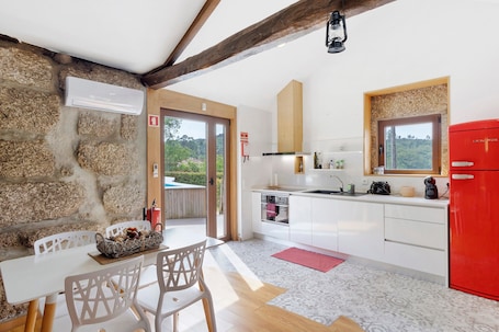 Fridge, microwave, oven, stovetop. Holiday Home 'Casa Do Moinho' with Mountain View, Wi-Fi and Air Conditioning