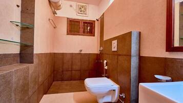 Deluxe Double Room, 1 Queen Bed, Patio, Courtyard View | Bathroom | Slippers