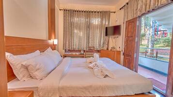 Basic Double Room, 1 Double Bed | In-room safe, soundproofing