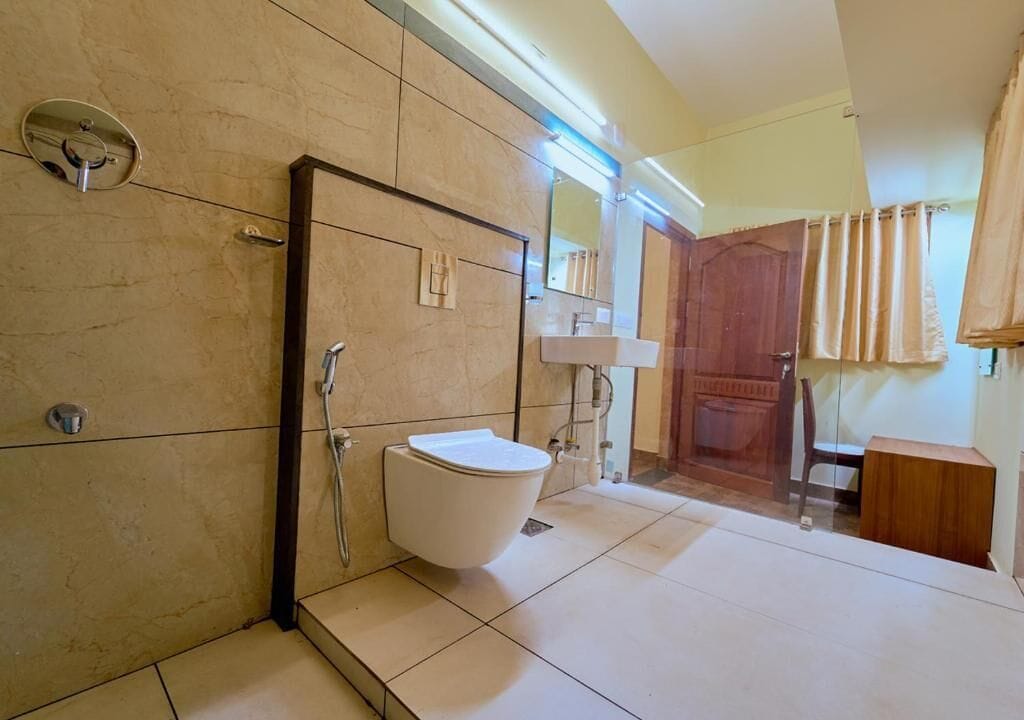 Familienzimmer, 3 Einzelbetten, Blick auf den Innenhof | Badezimmer | Hausschuhe
