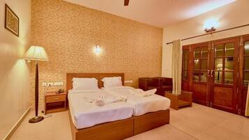 Deluxe Double Room, 1 Queen Bed, Patio, Courtyard View | In-room safe, soundproofing