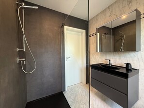 Dusche, Haartrockner, Handtücher, Seife