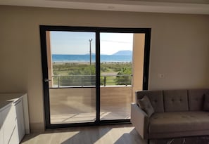 Chambre Quadruple Classique, balcon, vue partielle sur la mer | Coin séjour