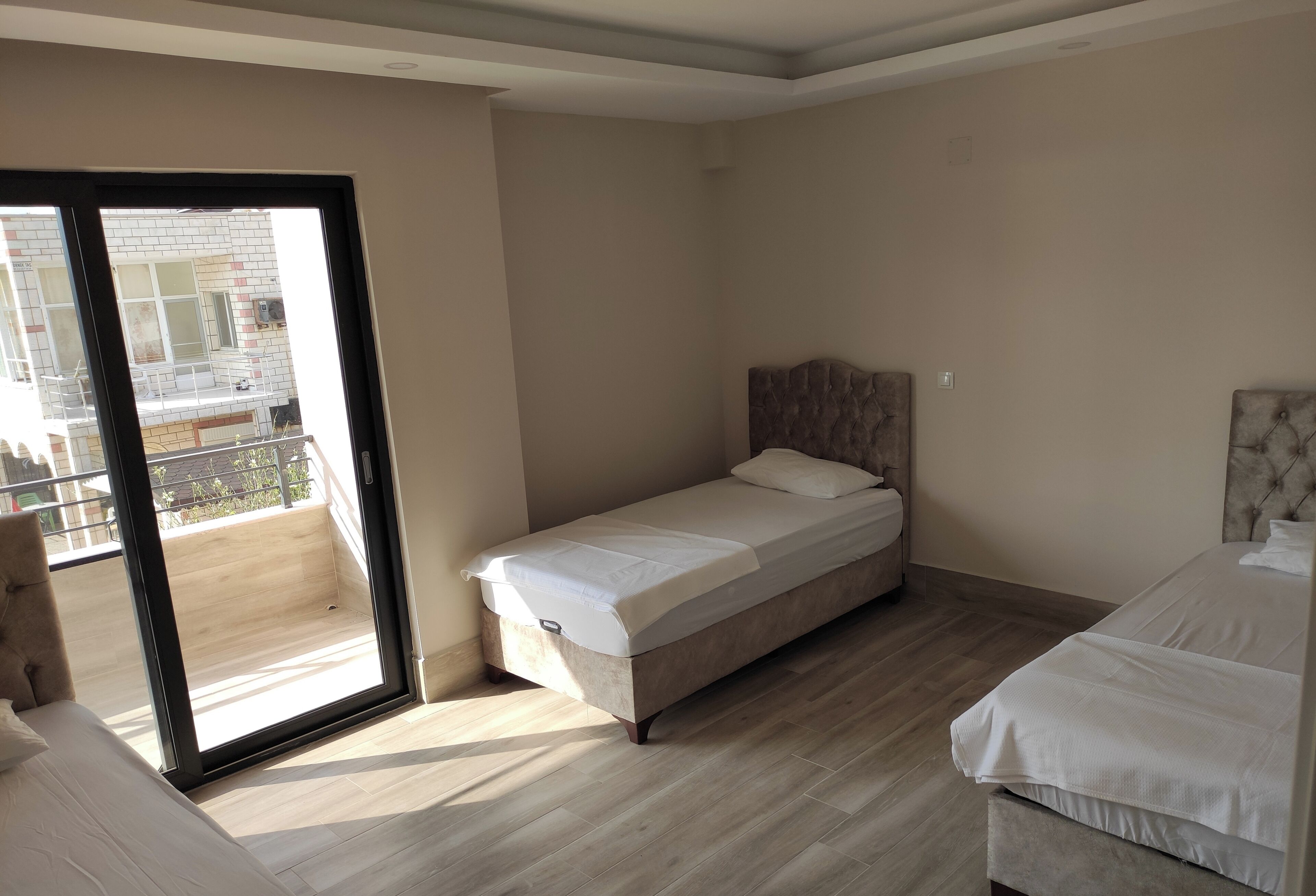 Ein Schlafzimmer mit einem Einzelbett, einem Balkon und Blick ins Freie.