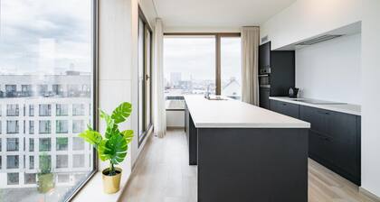 Spacious City Retreat With Balcony