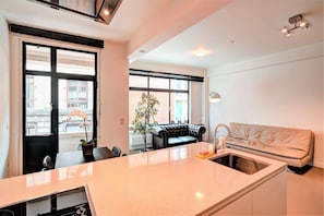 Comfort Apartment, 3 Bedrooms | Private kitchen | Fridge, microwave, oven, stovetop - Family Retreat With Balcony in Meir (Antwerp)