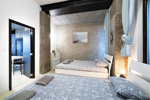Ein Schlafzimmer mit einem Bett, einem Schreibtisch und einem Stuhl.