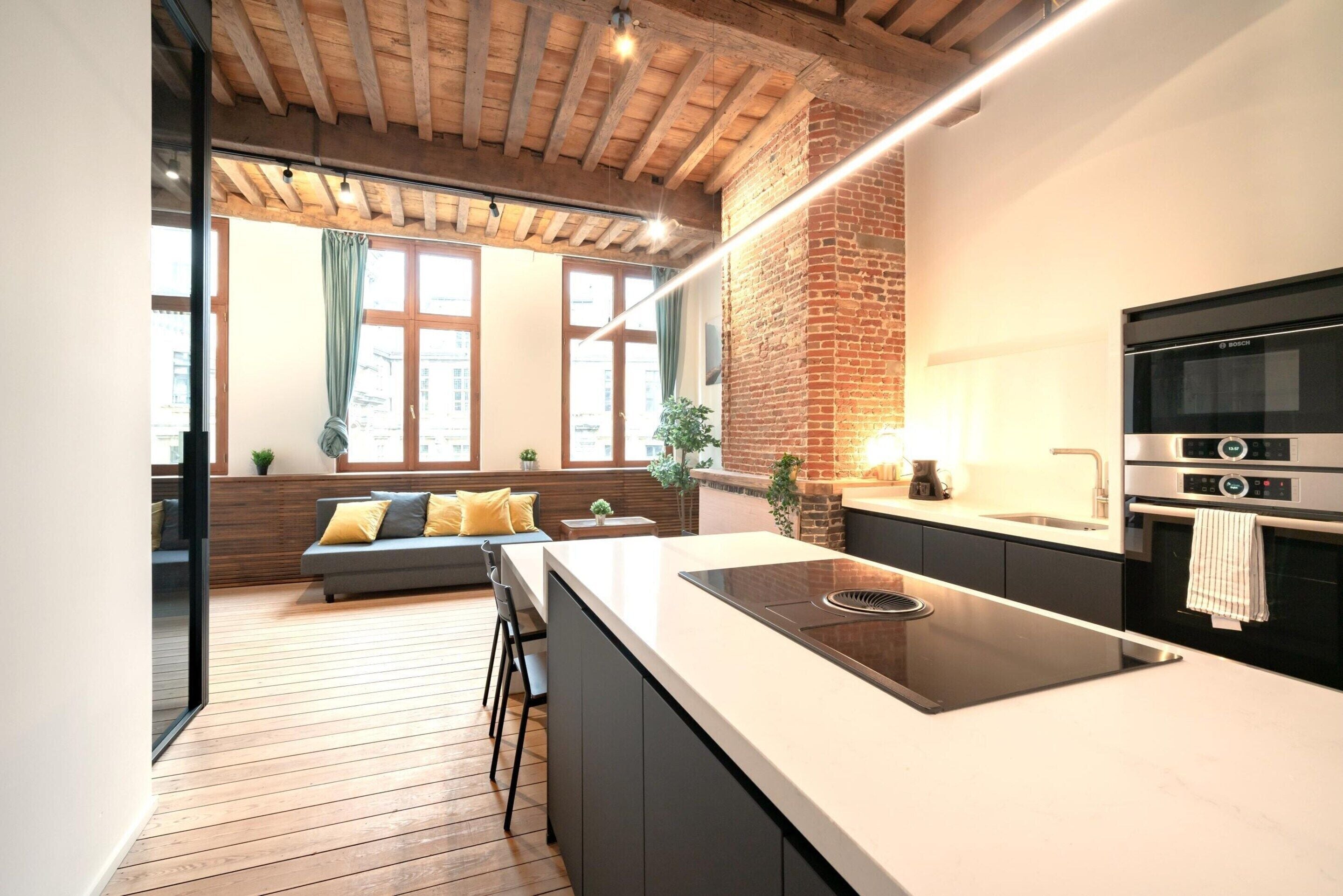 Frigorífico, microondas, horno y placa de cocina