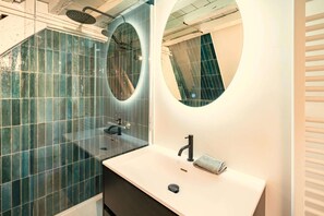 Căn hộ tiện nghi đơn giản, 2 phòng ngủ | Phòng tắm | Máy sấy tóc, dầu gội 