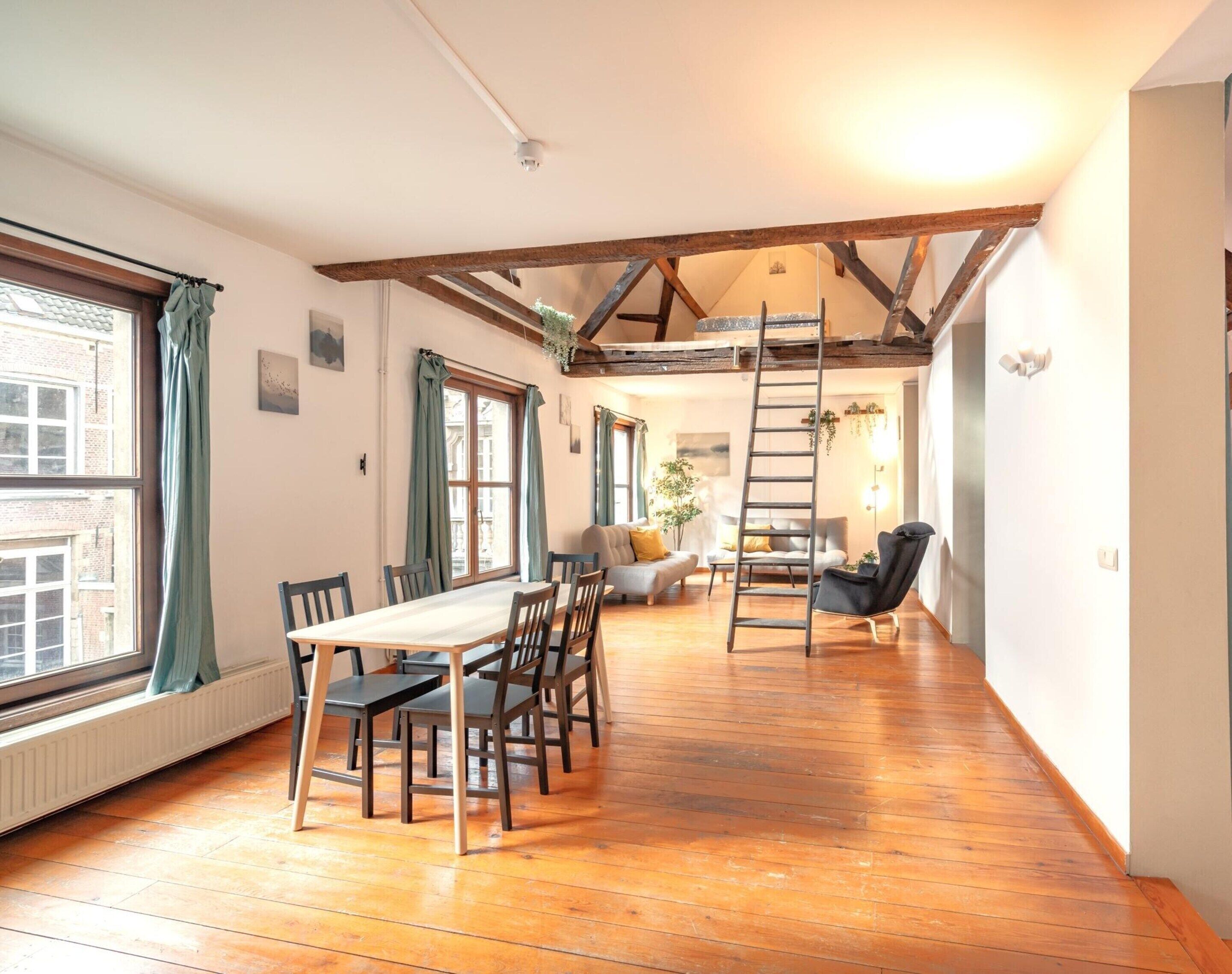 Classic Apartment, 4 Bedrooms | Dining