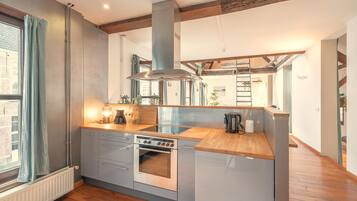 Classic Apartment, 4 Bedrooms | Private kitchen | Fridge, microwave, oven, stovetop