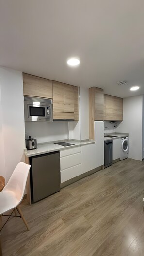 Frigorífico, microondas, placa de cocina y lavavajillas