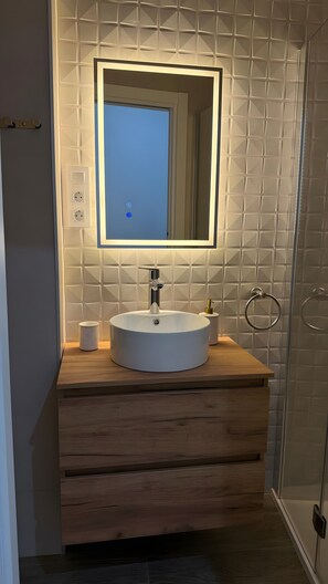 Een douche, een haardroger, handdoeken