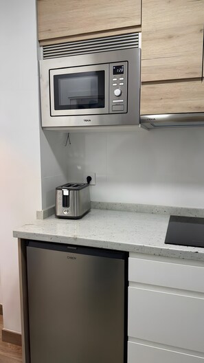 Frigorífico, microondas, placa de cocina y lavavajillas