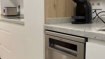 Fridge, microwave, stovetop, dishwasher