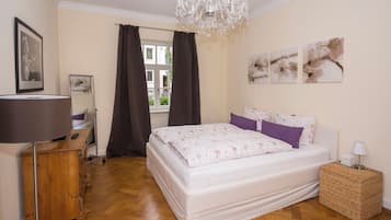 Family Apartment, Mountain View | Peti besi dalam bilik, meja, ruang kerja komputer riba