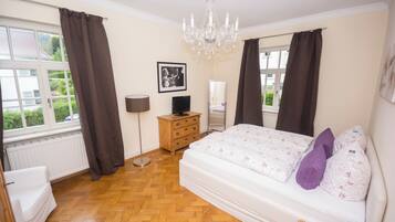 Appartement Familial, vue montagne | Coffres-forts dans les chambres, bureau