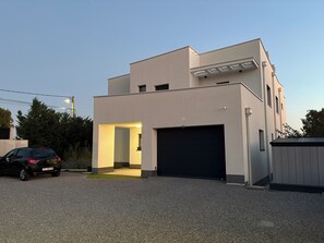 المنشأة من الخارج