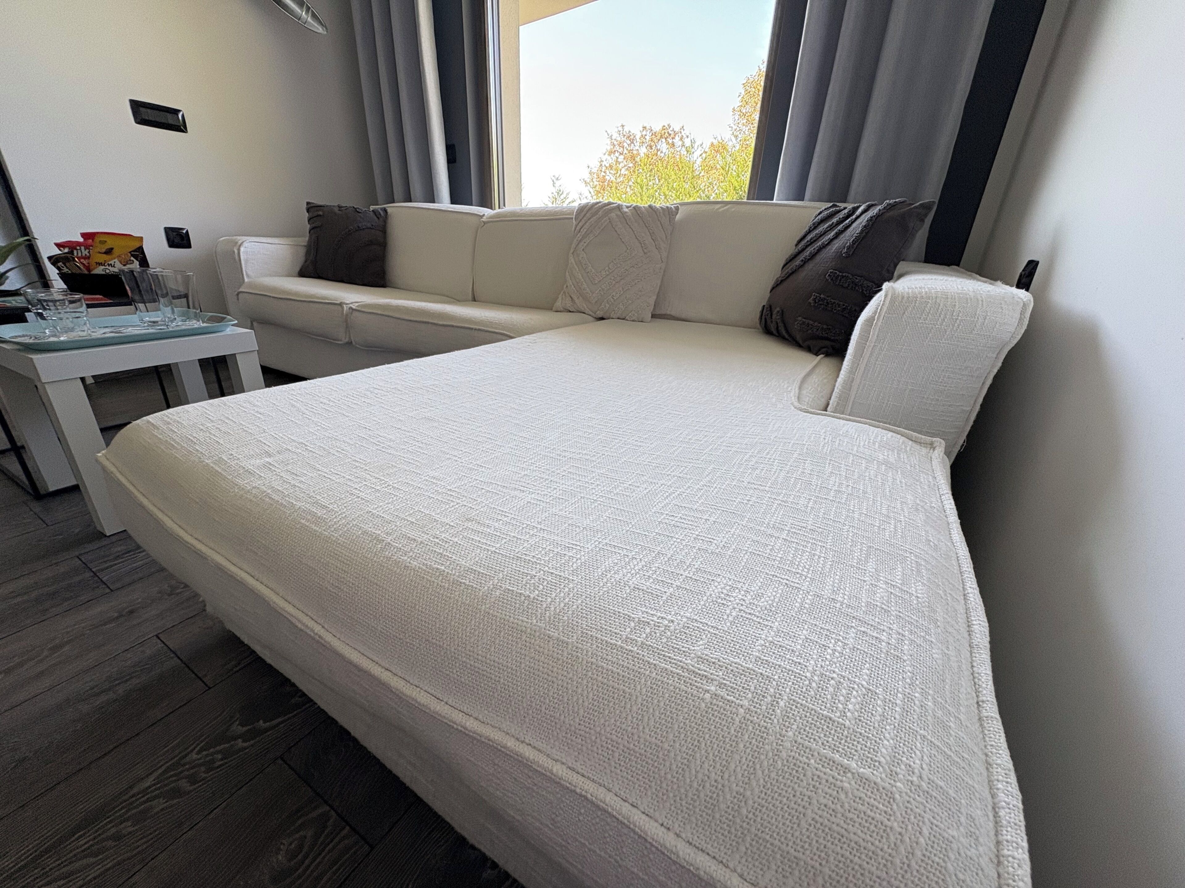 Tabla de planchar con plancha, acceso a internet y ropa de cama 