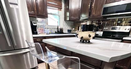 Chic & Roomy l Sleeps 6 I Prime Spot l Near Beach